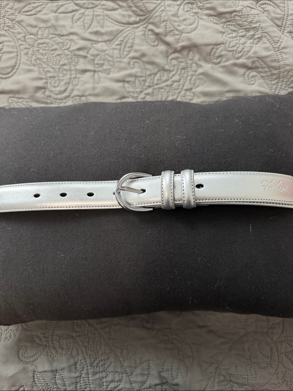 Falari Silver Leather Belt with Rounded Silver Buckle